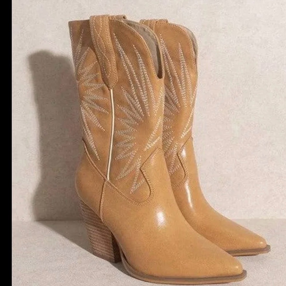 Oasis Society Emersyn western boots in tan with white starburst embroider